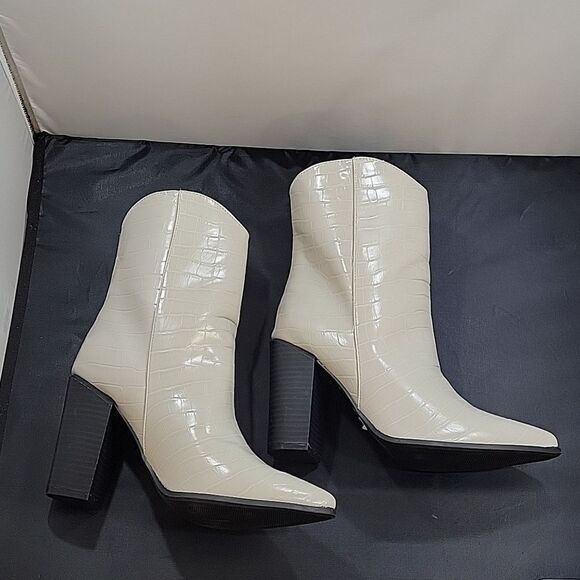 BRAND NEW QUPID POINTED TOE CHUNKY HEEL BOOT - Picture 12 of 15